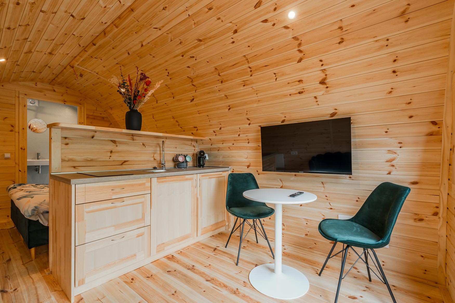 Eethoek Camping Pod van B&B Terra van Velsen Eethoek met tafel en stoelen in Pod bij Terra van Velsen