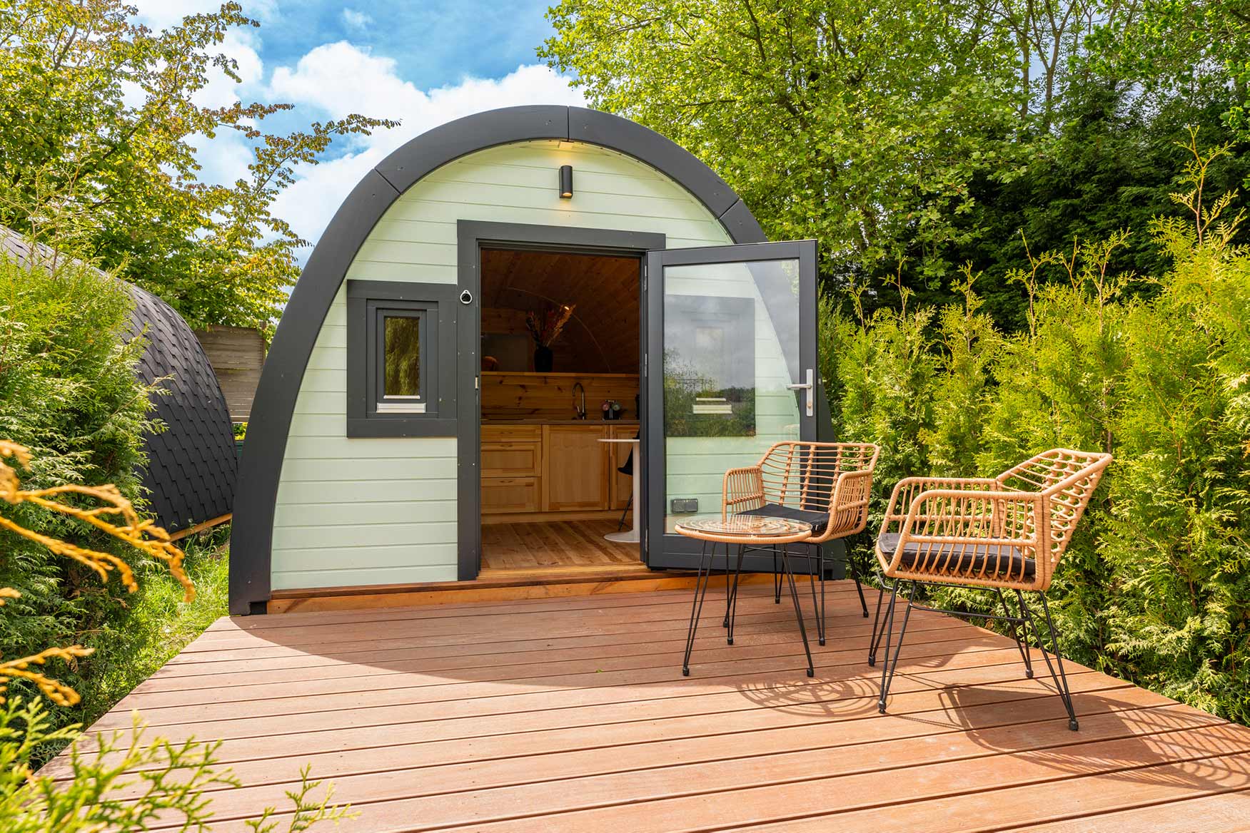 Inkijk Camping Pod van B&B Terra van Velsen - met gezellig terras